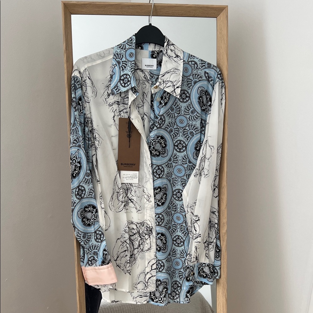 ✨WKD SALE - 20%✨ Burberry Silk Abstract Graphic Shirt Cream Light Blue